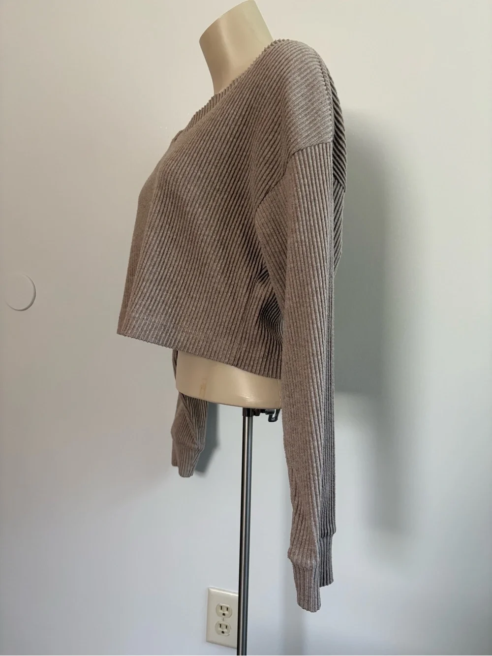 ALO Yoga Muse Ribbed V-Neck Cropped Pullover Sweater Beige Size Small